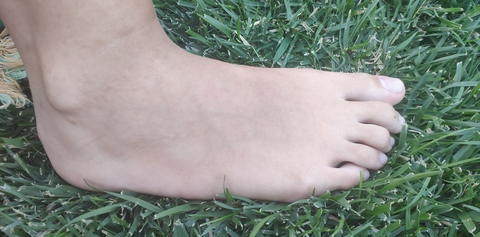 Header of feet_couple