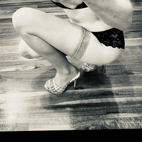 houseworkinheels onlyfans leaked picture 1